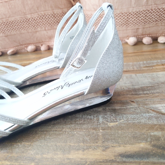 FINAL SALE 🆕🌿SHINY DANCE GLITTER SANDALS🌿 - Picture 4 of 9